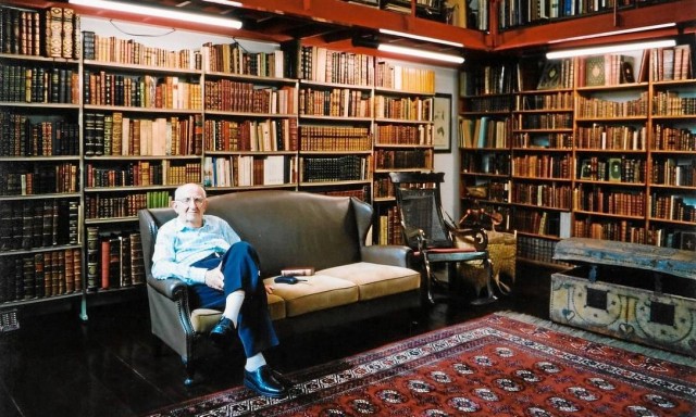 José Mindlin, falecido em 2010, na maior biblioteca privada do país (Foto: O Globo/arquivo)