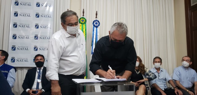 Assinatura aconteceu hoje com Álvaro e Girão (Foto: Rodrigo Maker)