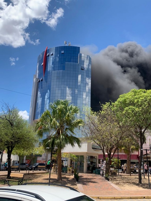 Centro Empresarial Caiçara e outros imóveis comerciais e residenciais ficaram encobertos por fumaça (Foto: BCS)