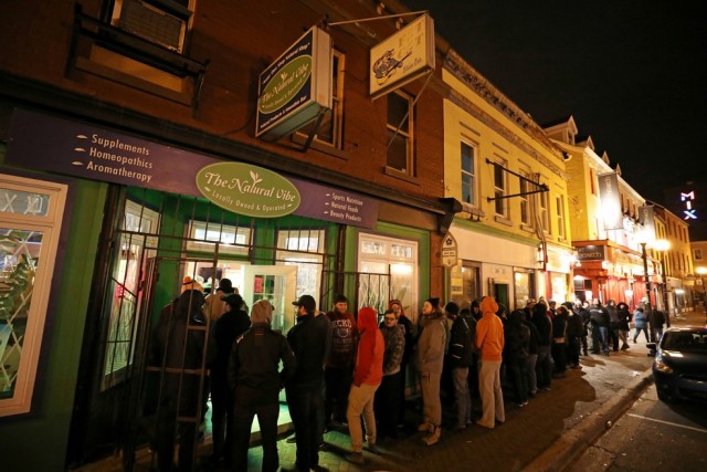 Cliente fazem fila em frente a loja que vende maconha no Canadá (Foto Chris Wattie/Reuters)