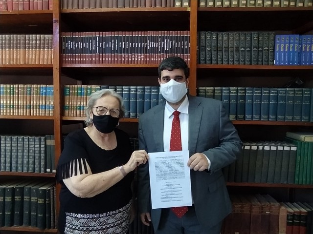 Entrega do termo de autorização assinado pela família de Eider Furtado (Foto Maria Simões)