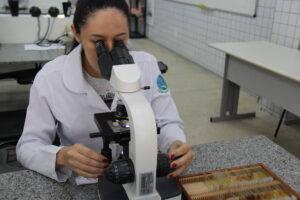 Uern tem 35 laboratórios espalhados em suas unidades (Foto: Uern)