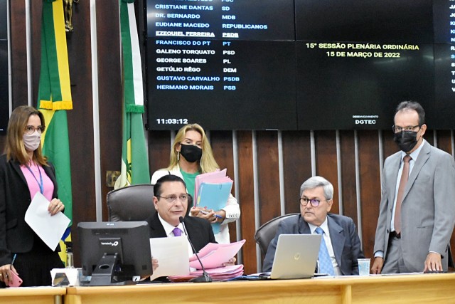 Ezequiel (centro) destacou aprovações em favor da Uern e seus segmentos (Foto: Eduardo Maia)