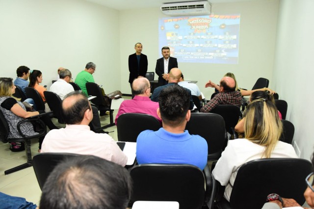 Empresariado e secretários discutiram pontos importantes para município, setor produtivo e população (Foto: Célio Duarte)