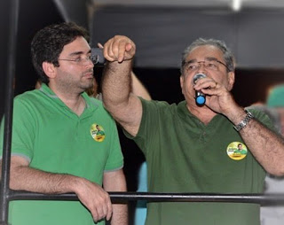 Adjuto e o pai Álvaro na campanha de 2018. Agora vai (Foto: arquivo)