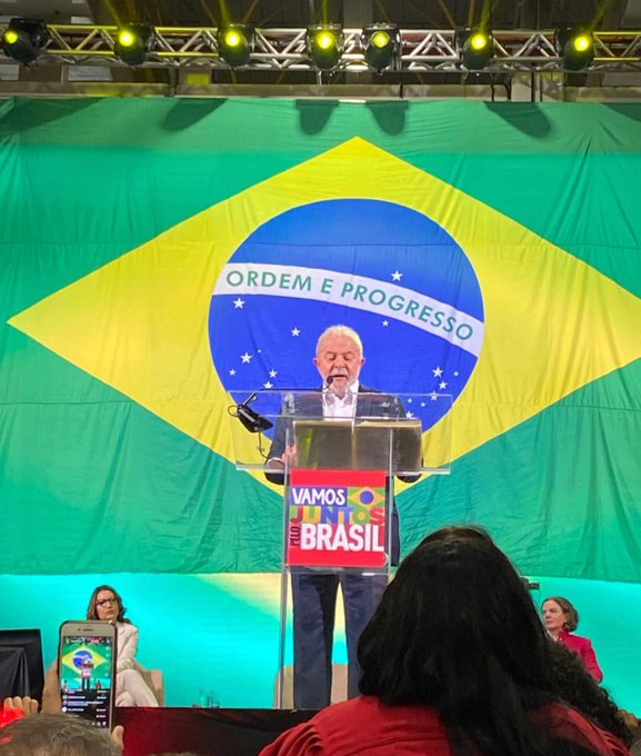 Lula discurso tendo atrás de si a bandeira brasileira (Foto: reprodução)