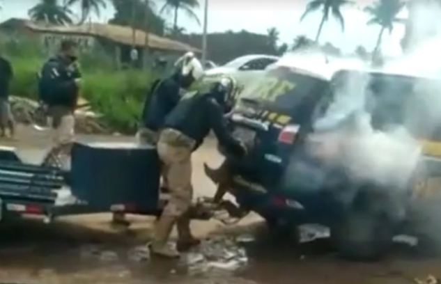 Policiais prendem homem no camburão e gás faz o resto do "serviço" cruel (Foto: reprodução)