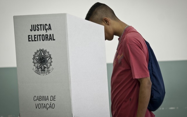 Afluência de jovens eleitores, entre 16 e 17 anos, é um fenômeno nacional (Foto: Rede Brasil)