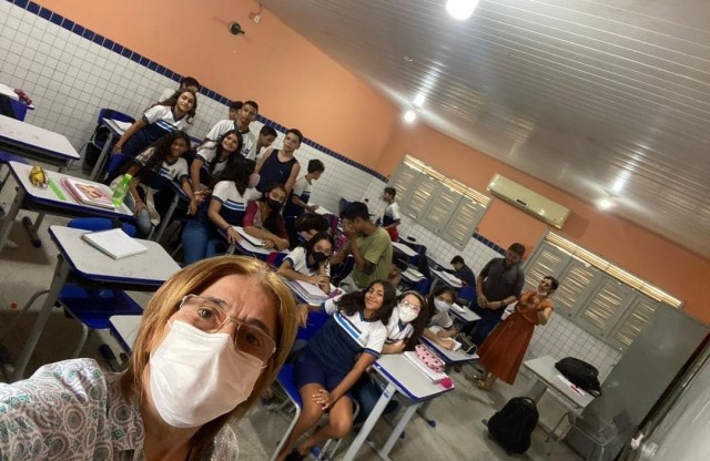 Lúcia faz selfie com alunos da Celina Guimarães em Mossoró (Foto: reprodução Canal BCS)