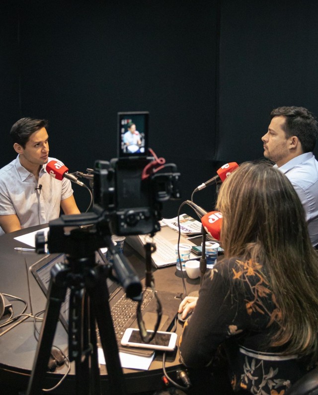 Artur Dutra e Patrícia Ferreira entrevistaram Rafael Motta na Jovem Pan (Foto: Assessoria)