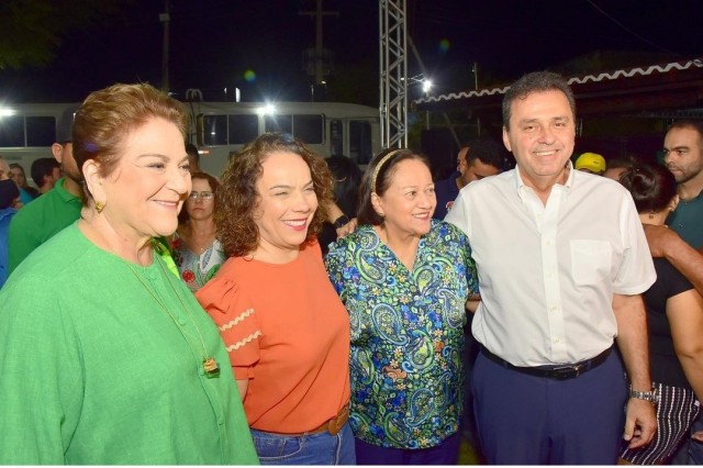 Fátima e Carlos em pose ao lado de Sandra e Larissa Rosado na Festa do Bode em Mossoró, dia passado (Foto: redes sociais)