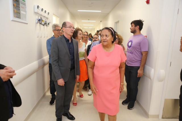 Gustavo e Fátima percorrem instalações do Hospital da Mulher, após inauguração (Foto: Sandro Menezes)