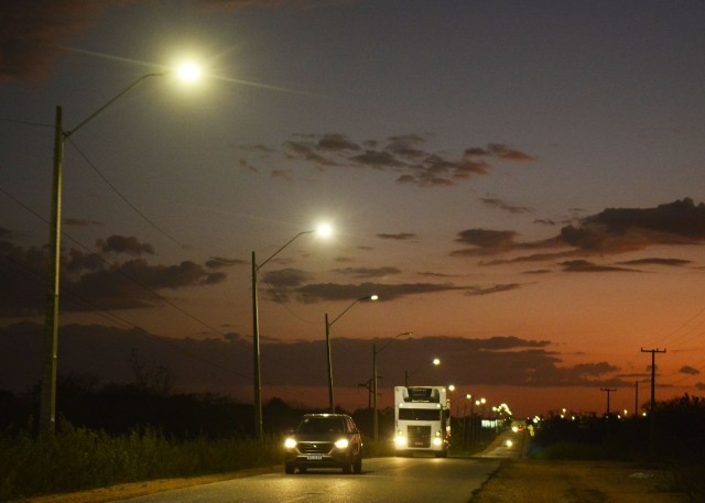 Iluminação concorre à melhoria da visibilidade no tráfego e à segurança pública (Foto: Allan Phablo)