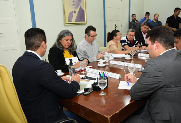 Prefeitura e sindicato voltam a se reunir; impasse continua