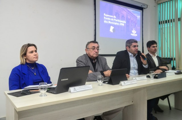 Tatiane Leite, Paulo Linhares, Kadson Eduardo e Edilson Júnior mostraram quadro financeiro (Foto: PMM)