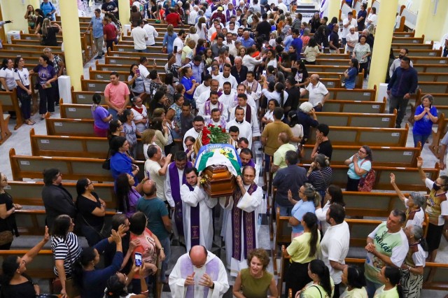Última missa aconteceu na Catedral, com corpo sendo levado por padres da Diocese de Mossoró (Foto: Glauber Soares)