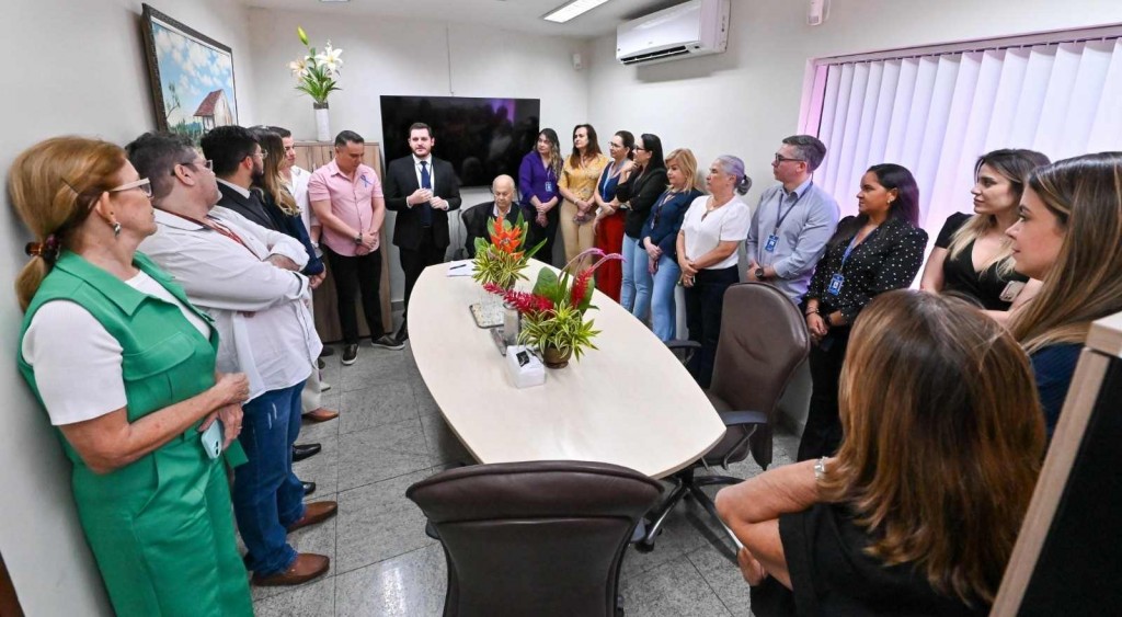 Posse de Renato Guerra (centro) reuniu servidores da ALRN