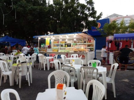 Comerciantes atuam aos arredores da Catedral - Foto: Pascom