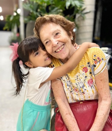 Dona Guia Benavides com uma de suas netas - Letícia (Foto: redes sociais)