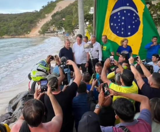 Em Ponta Negra, Bolsonaro saiu para contato com populares ao lado de aliados (Foto: redes sociais)
