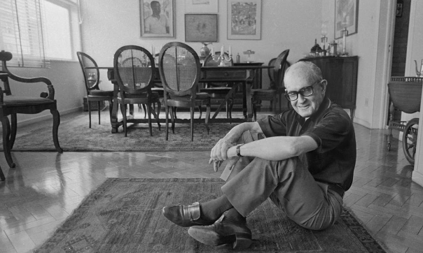 O poeta/contista/cronista em seu apartamento em 1980 (Foto: Rogério Reis)