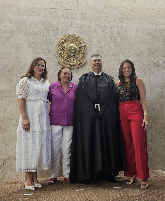 Fátima posa com novo ministro e esposa, além da deputada federal Natália Bonavides (Foto: Guia Dantas)