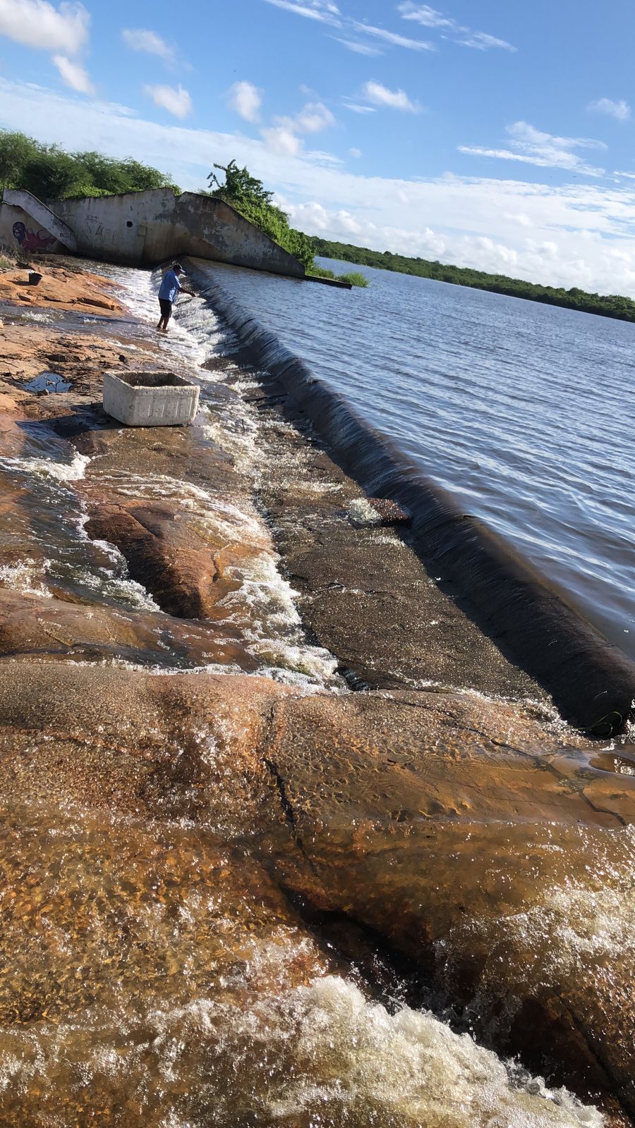 Açude do Sertão Central começa a sangrar nesta segunda-feira