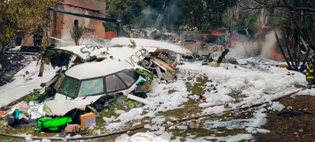 Aeronave ficou completamente destruída após rápida queda (Foto: Secretaria de Segurança de SP/Divulgação)