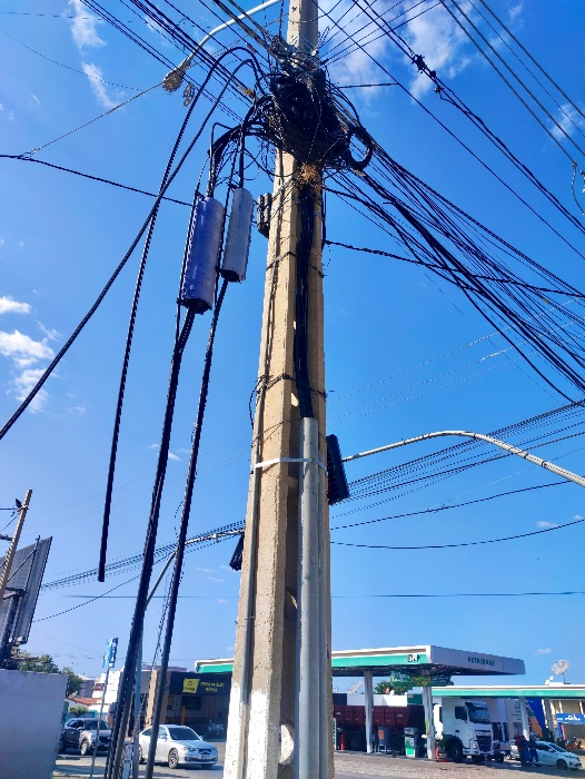 Cabos de internet e telefonia, irregulares, são retirados por Cosern