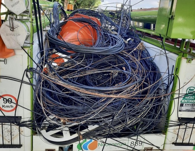 Mais de 240kg de cabos de telecomunicações irregulares são retirados