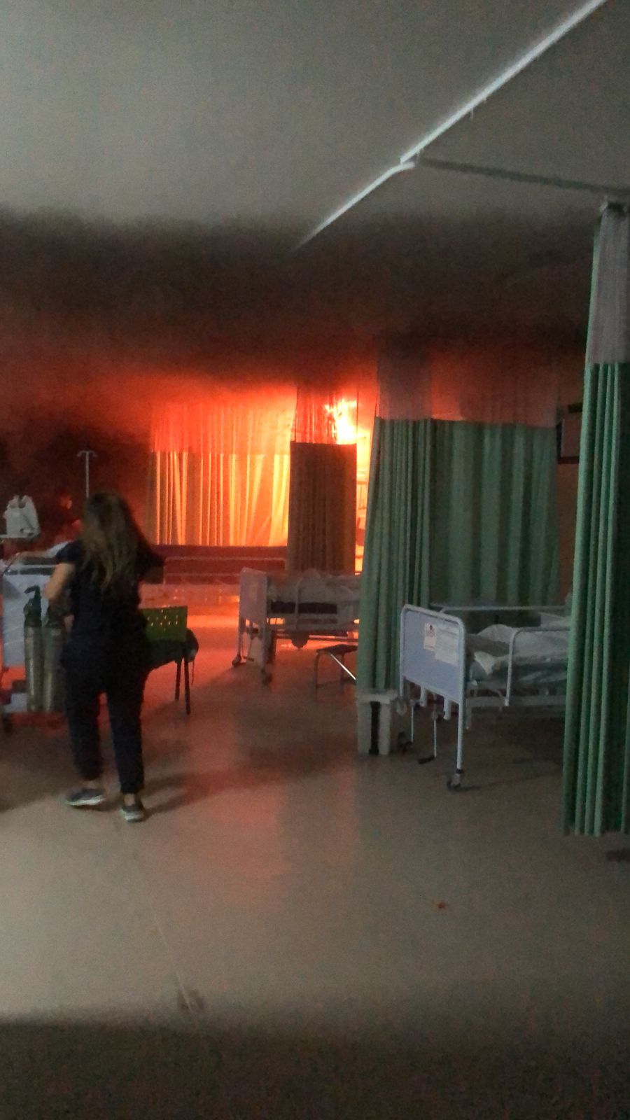 Pacientes são retirados às pressas de hospital