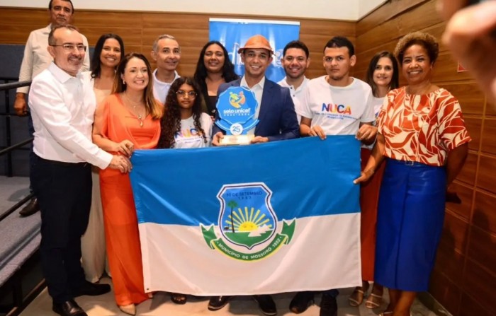 Prefeito e auxiliares receberam conquista (Foto: Secom)