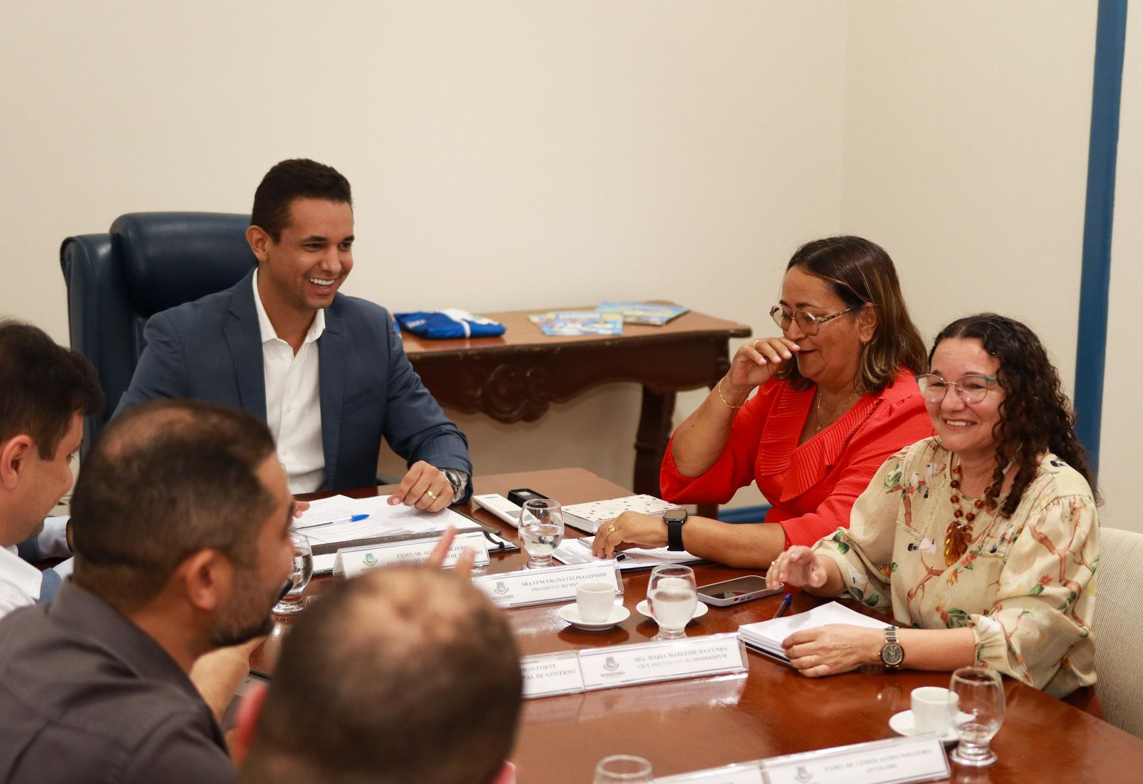 Prefeito, vice e auxiliares recebem dirigentes do Sindiserpum