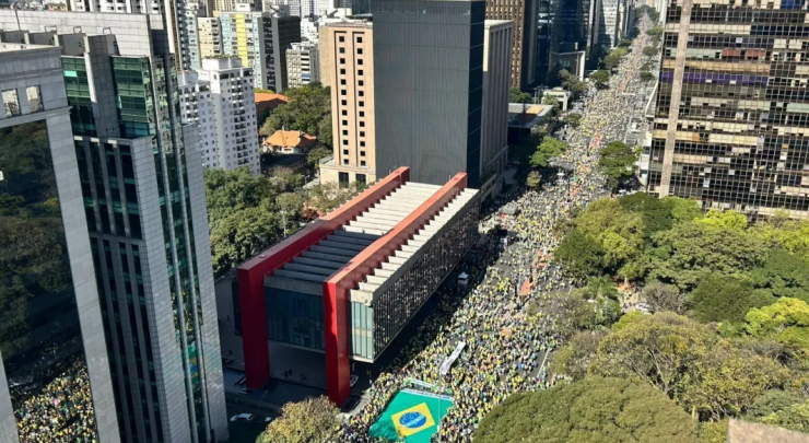 Manifestação na Avenida Paulista em São Paulo-SP nesse domingo (03), em foco da CNN 
