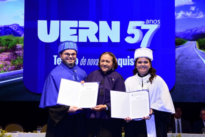 Vice-reitor e reitora posam ao lado da governadora e chanceler da Uern - Fátima Bezerra (Foto: Uern)