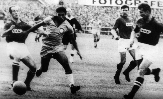 Em 1958, o desafio de vencer os russos (combinando ou não com eles), com o talento de Garrincha em campo (Foto: UPI/Reprodução)