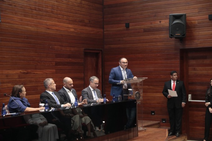Gleydson Gadelha de Moura discursa em cerimonial (Foto: Carmem Felix)