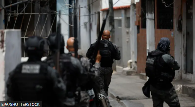Governo enfrenta Comando Vermelho em combate urbano no RJ