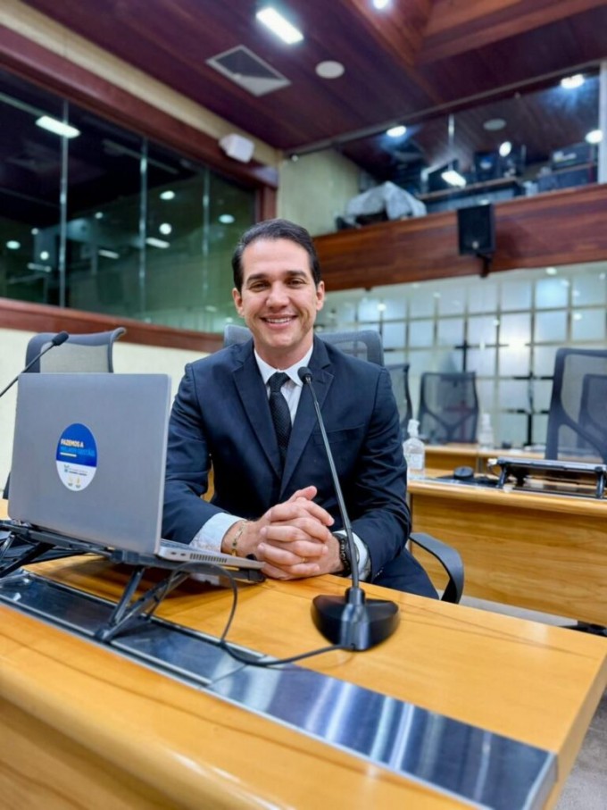 Deputado Kleber Rodrigues mostra importância do documento (Foto: ALRN)