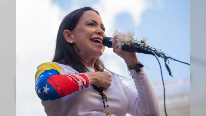 María Corina tem 58 anos e chegou a ser presa pelo regime de Maduro (Foto: Jonathan Lanza Nur/AFP)