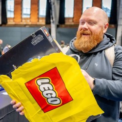 Adultos mergulham no universo dos brinquedos em meio ao caos da vida (Foto: Reprodução)