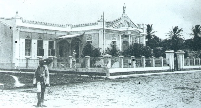 Foto retrata faculdade no século passado (Reprodução)