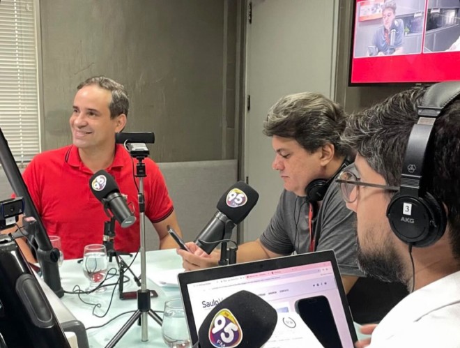 Cadu foi entrevistado por Tárcio Araújo e Saulo Vale (Foto: Divulgação)