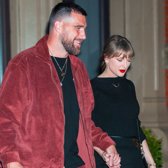 A cantora Taylor Swift e o jogador da NFL Travis Kelce movimentam cifras de muitos números (Foto: Getty Images)