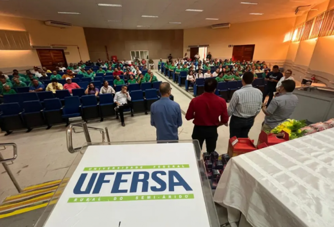 Ufersa tem cerca de 400 terceirizados (Foto de confraternização com trabalhadores contratados/Arquivo/Eduardo Mendonça)