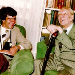 Claudio Pérez Míguez, aos 15 anos, entrevistando Jorge Luis Borges em 1982 (Foto: Reprodução)