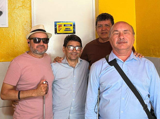 Paulo César, Collins Aquino, o editor desta página e João Ferreira à porta do Estúdio Ângelo Fernandes da FM Felicidade (Foto: Cedida)