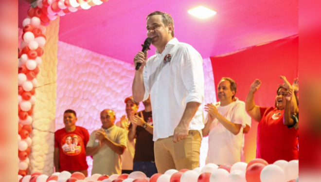 Cadu recebeu apoio de Fábio (de branco, atrás do então candidato)  dia 14, em São José do Mipibu (Foto: redes sociais/Arquivo)