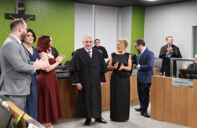 Baltazar recebeu toga das mãos da mulher e filhos (Foto: TJRN)